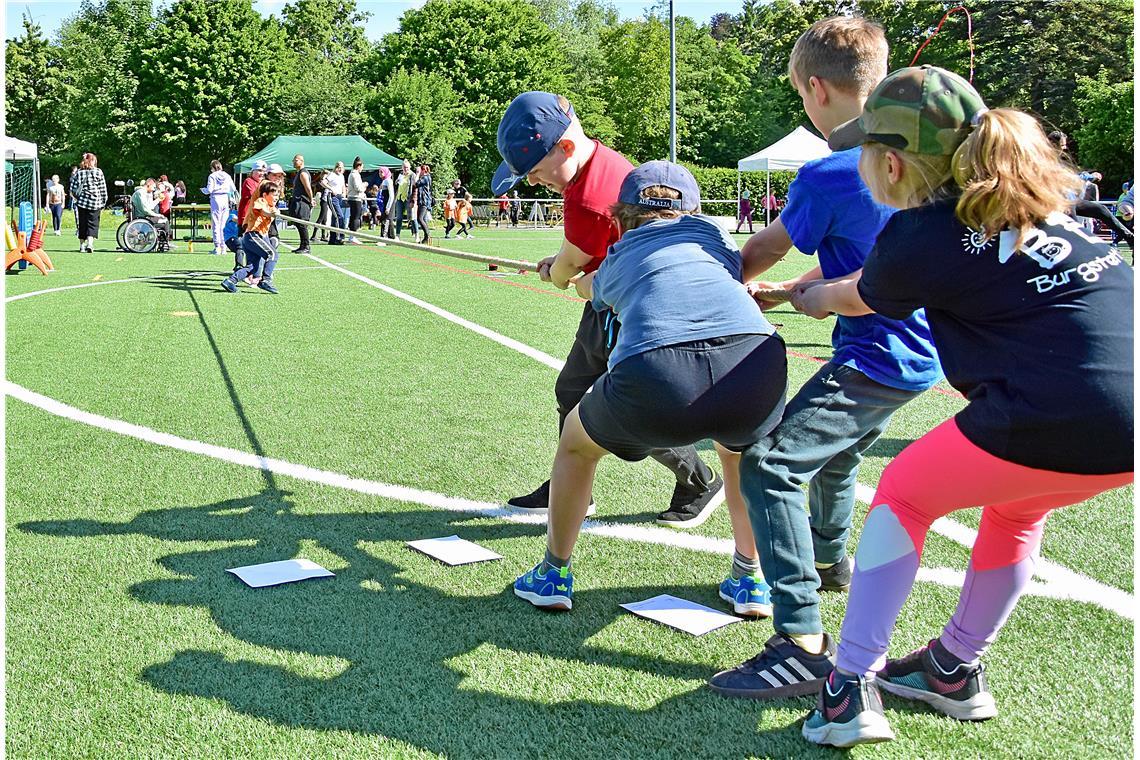 Wer zieht den Kürzeren? Das traditionsreiche Tauziehen durfte beim Sportfest nic...
