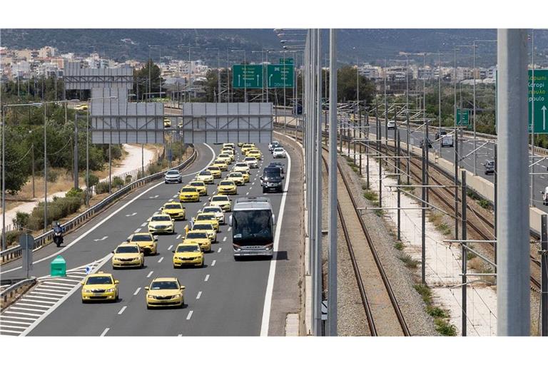 Wer zum Flughafen will, hat es schwer: Taxistreik in Athen.