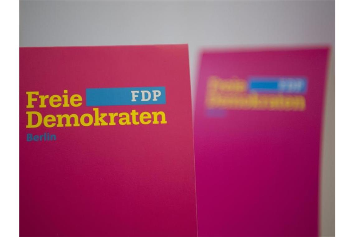 Werbeaufsteller mit dem Aufdruck „Freie Demokraten“ bei einem FDP-Landesparteitag. Foto: Soeren Stache/dpa