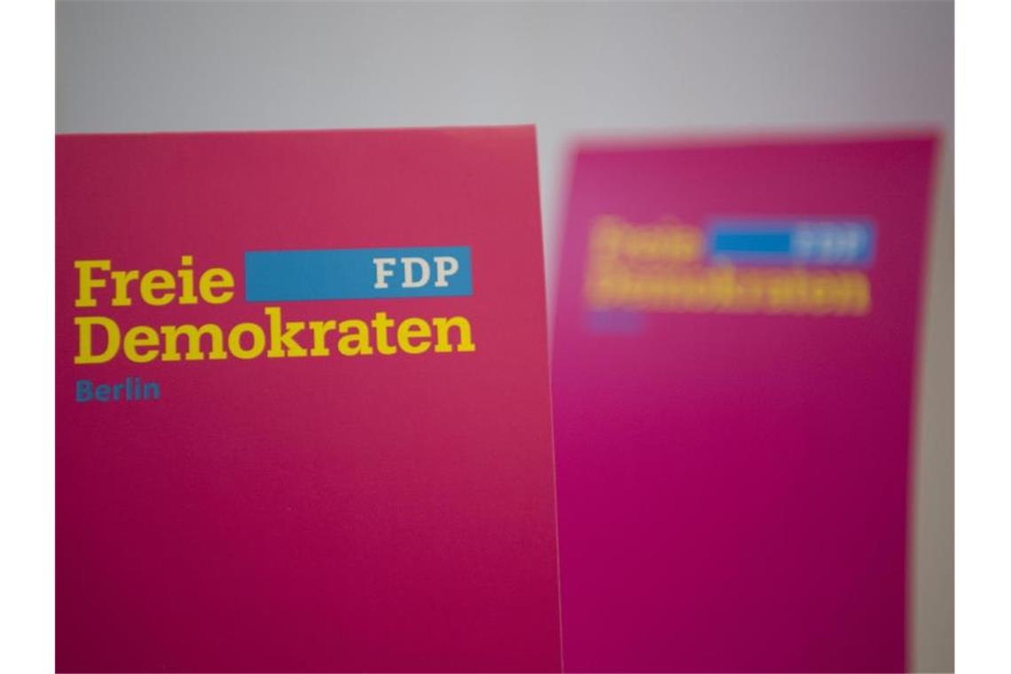 Werbeaufsteller mit dem Aufdruck „Freie Demokraten“ bei einem FDP-Landesparteitag. Foto: Soeren Stache/dpa/Symbolbild