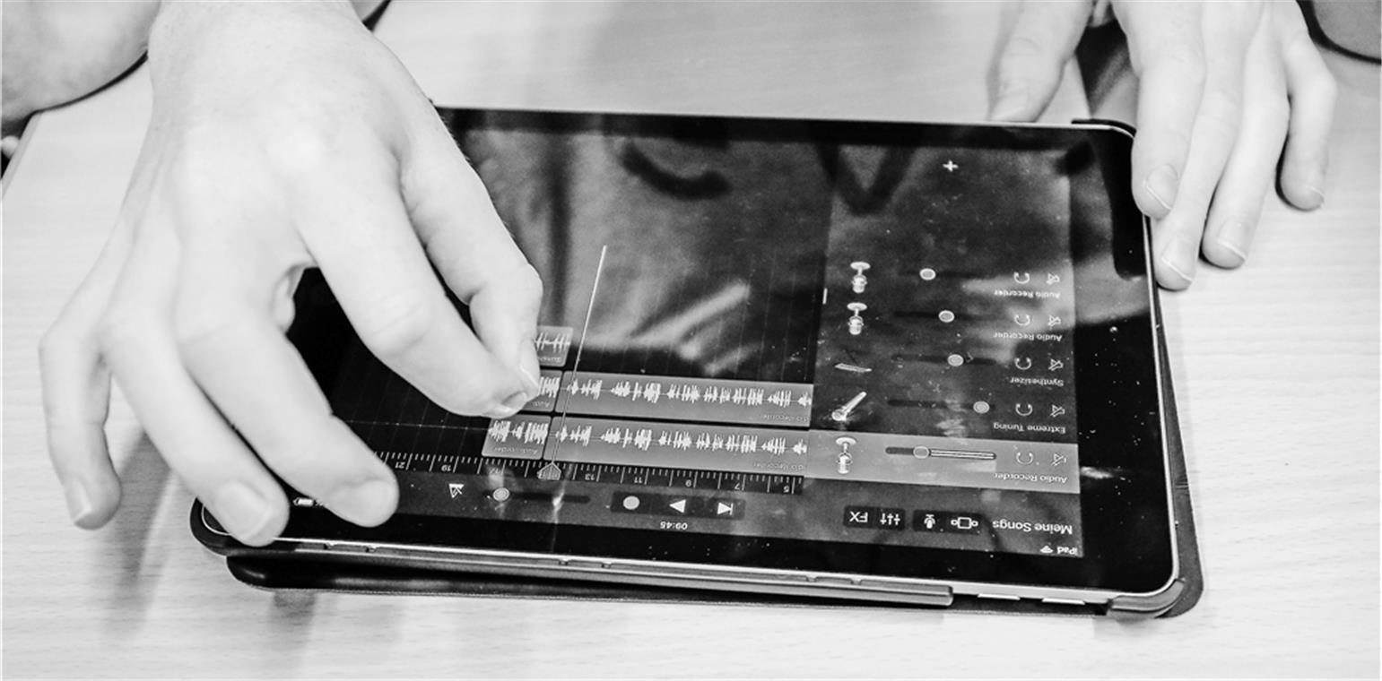 Schüler auf Sendung Werbeclips werden mit dem iPad geschnitten. Fotos: A. Becher