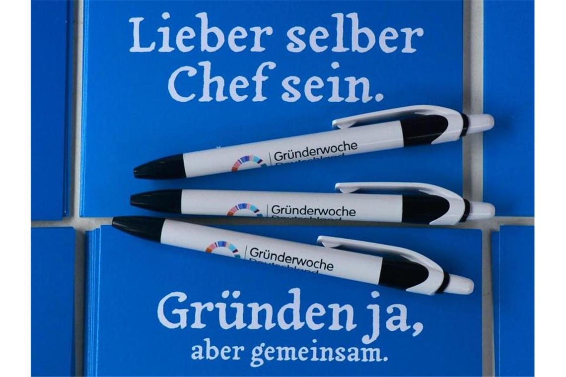 Werbematerial für Gründer. - Die Zahl der Selbständigen stieg von 3,5 Millionen im Jahr 1994 auf rund 4,7 Millionen im Jahr 2018. Foto: Martin Schutt/zb/dpa