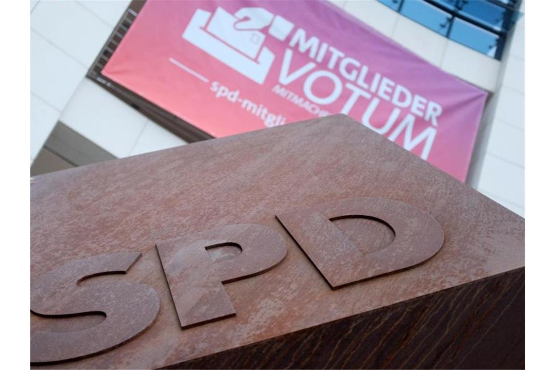 Werbeplakat für ein Mitgliedervotum am Willy-Brandt-Haus: Die Flensburger Oberbürgermeisterin Lange (SPD) ist für eine Befragung der SPD-Mitglieder über den Verbleib in der großen Koalition. Foto: Kay Nietfeld