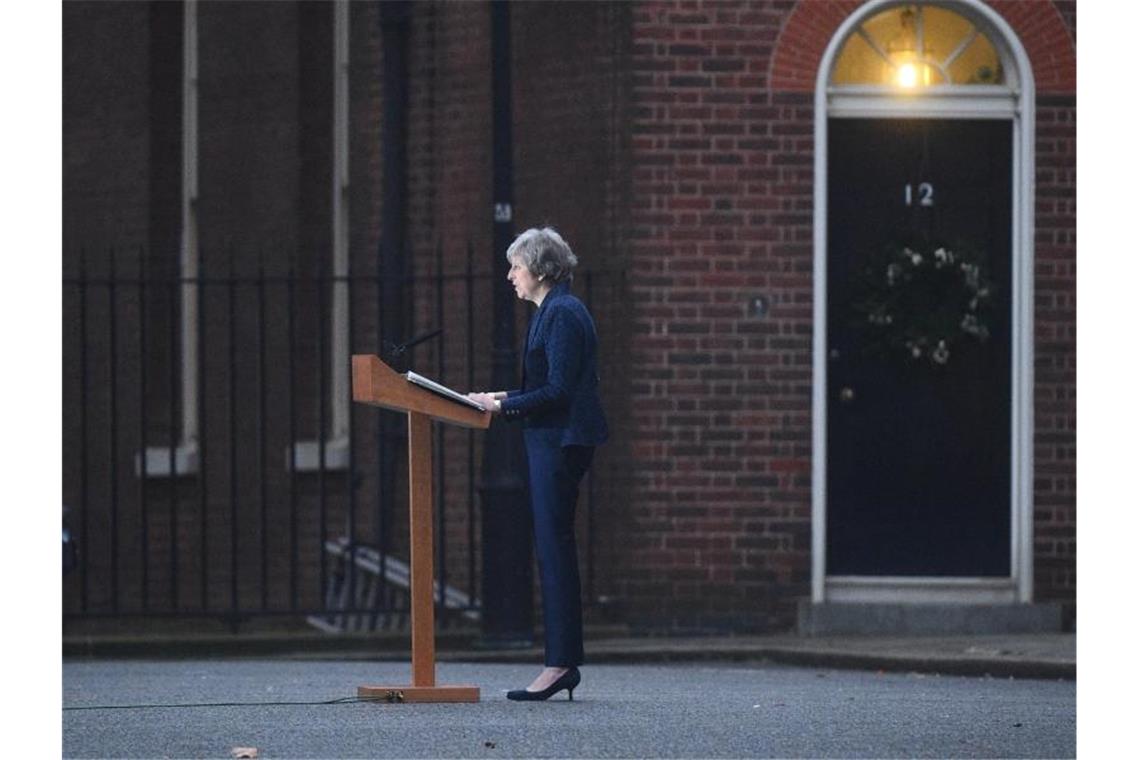 Kreise: May bietet Rücktritt vor nächster Parlamentswahl an Werbetafel einer Wechselstube zum Tausch von Pfund und Euro an der Grenze zwischen der Republik Irland und der britischen Region Nordirland. Foto: Brian Lawless