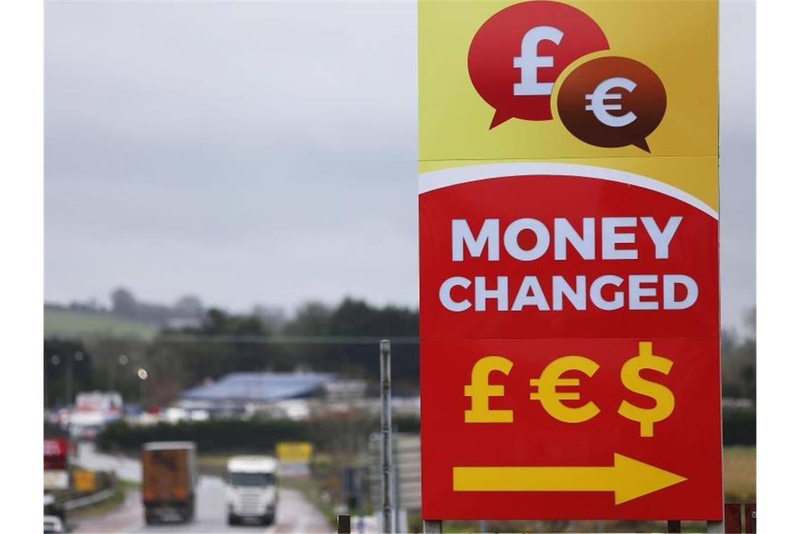 Kreise: May bietet Rücktritt vor nächster Parlamentswahl an Werbetafel einer Wechselstube zum Tausch von Pfund und Euro an der Grenze zwischen der Republik Irland und der britischen Region Nordirland. Foto: Brian Lawless