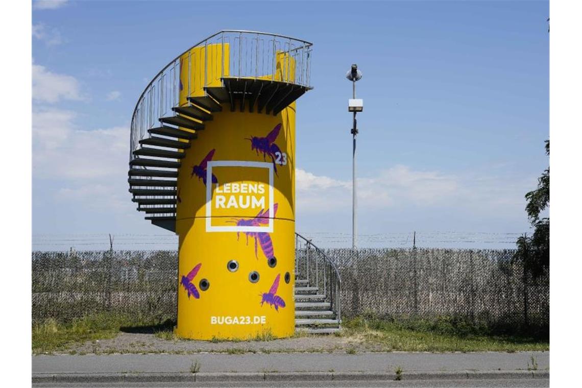 Werbung für die Bundesgartenschau 2023 steht auf einem Aussichtsturm am Gelände der ehemaligen Spinelli Barracks. Foto: Uwe Anspach/dpa/Archivbild
