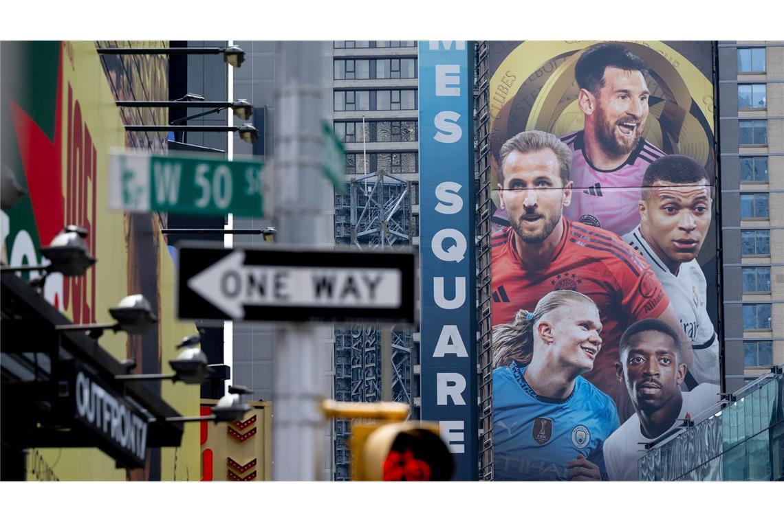 Das Finale der Club-WM als Show-Act mit Trump Werbung für die Club-WM mit Fußballstars wie Lionel Messi, Harry Kane oder Erling Haaland am Times Square in Manhattan.