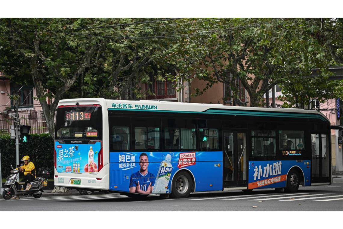 Werbung mit dem französischen Superstar auf einem chinesischen Bus in Schanghai.
