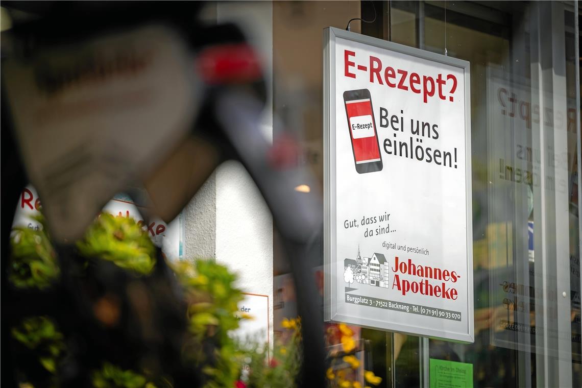 Das neue E-Rezept als ausgedruckter QR-Code Werbung und Hinweis: Beispielsweise hier kann das E-Rezept eingelöst werden.
