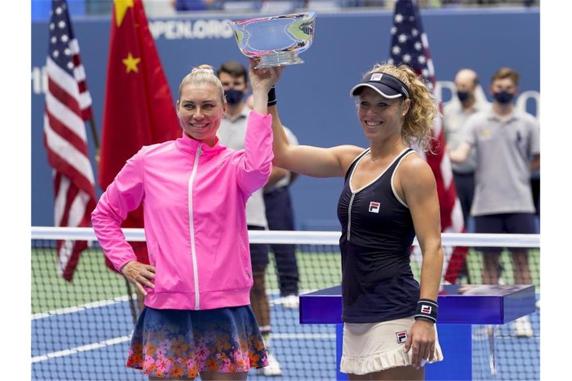 Werden auch bei den French Open im Doppel antreten: Laura Siegemund (r) und Vera Swonarewa feiern den Sieg in New York. Foto: Frank Franklin/AP/dpa