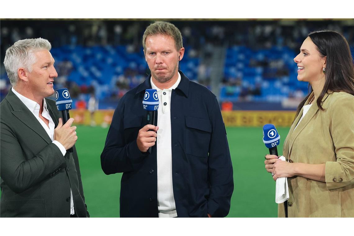 Werden auch bei der WM zu sehen sein:  ARD-Experte Bastian Schweinsteiger und ARD-Moderatorin Esther Sedlaczek neben Bundestrainer Julian Nagelsmann.