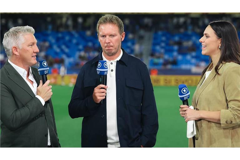 Werden auch bei der WM zu sehen sein:  ARD-Experte Bastian Schweinsteiger und ARD-Moderatorin Esther Sedlaczek neben Bundestrainer Julian Nagelsmann.