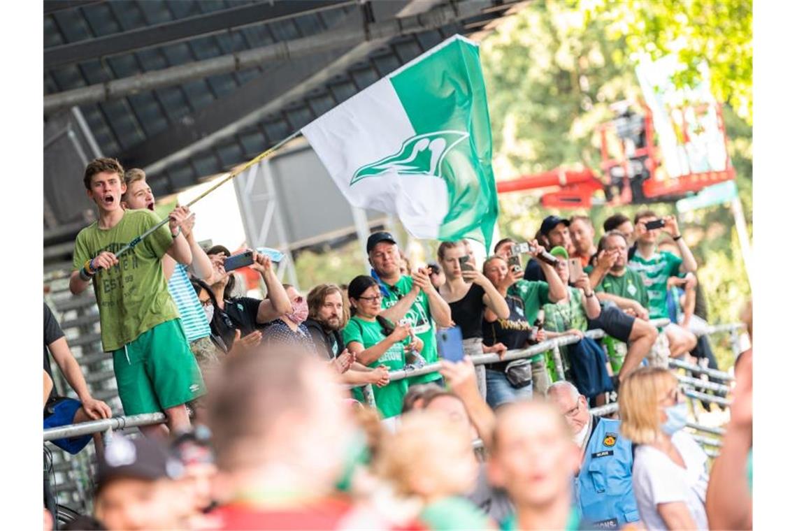 Werder Bremen Fans freuen sich: Nach dem Sieg ihrer Mannschaft über den FC Köln liegt der Aufstieg wieder in den eigenen Händen. Foto: Mohssen Assanimoghaddam/dpa