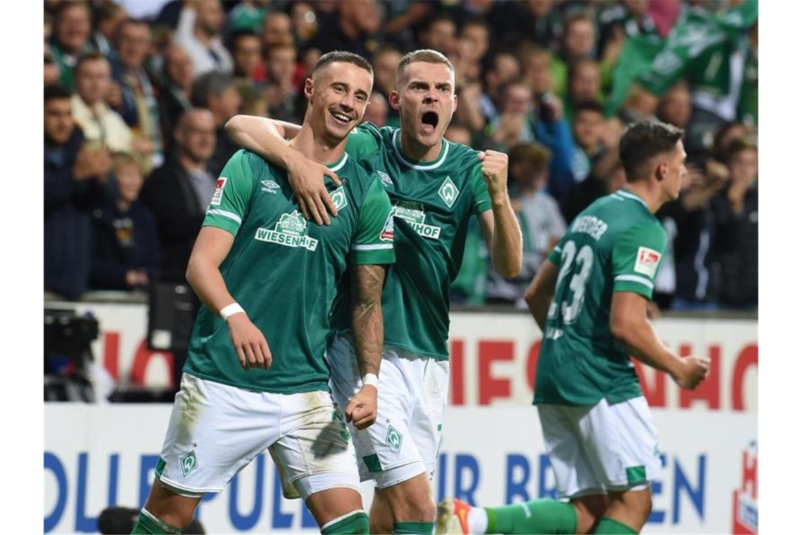 Rekordkulisse feiert Werder - Aue-Eigentor rettet HSV-Punkt Werder Bremen feierte gegen den 1. FC Heidenheim einen souveränen Heimsieg. Foto: Carmen Jaspersen/dpa