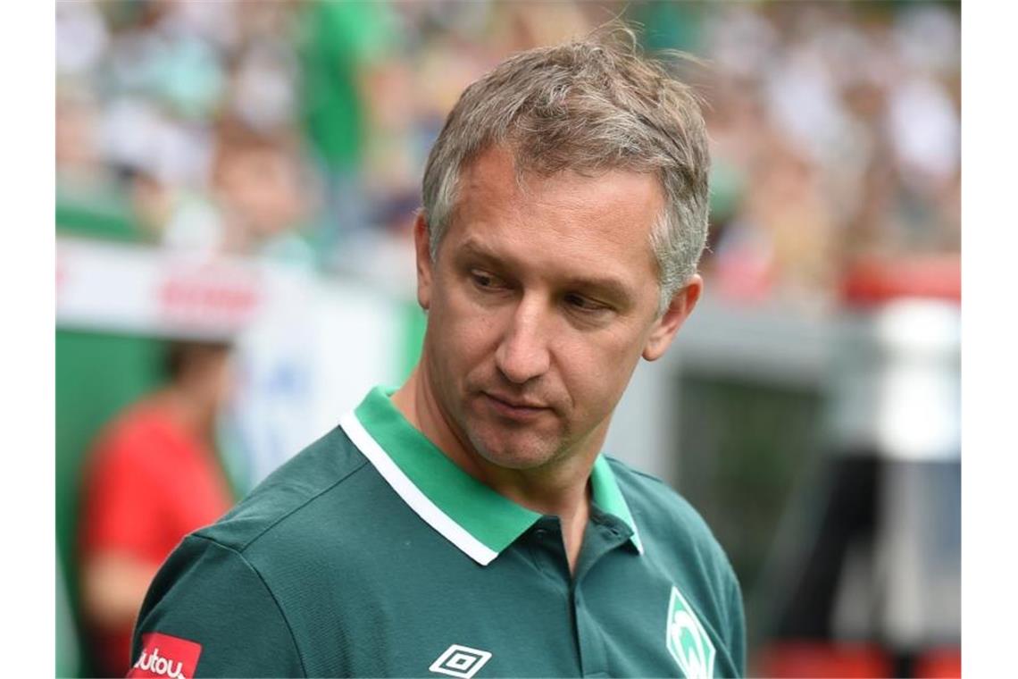 Werder Bremens Sportchef Frank Baumann steht an der Seitenlinie. Foto: Carmen Jaspersen/Archivbild