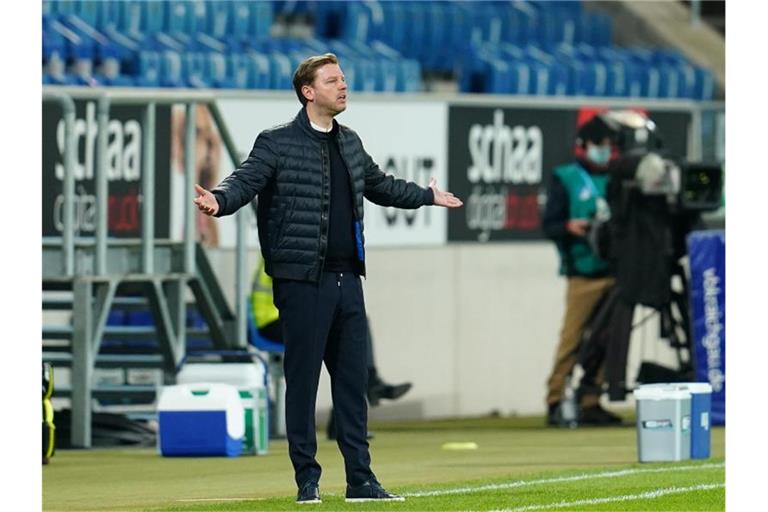 Werder Bremens Trainer Florian Kohfeldt gestikuliert an der Seitenauslinie. Foto: Uwe Anspach/dpa