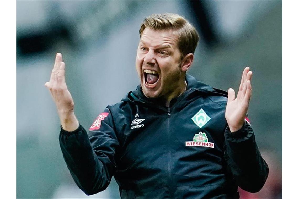 Werder-Coach Florian Kohfeldt hat seine Spieler zum Training beordert. Foto: Uwe Anspach/dpa