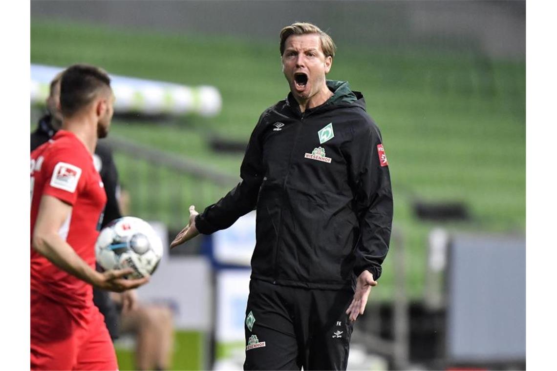 Werder-Coach Florian Kohfeldt peitscht seine Spieler nach vorn. Foto: Martin Meissner/AP POOL/dpa