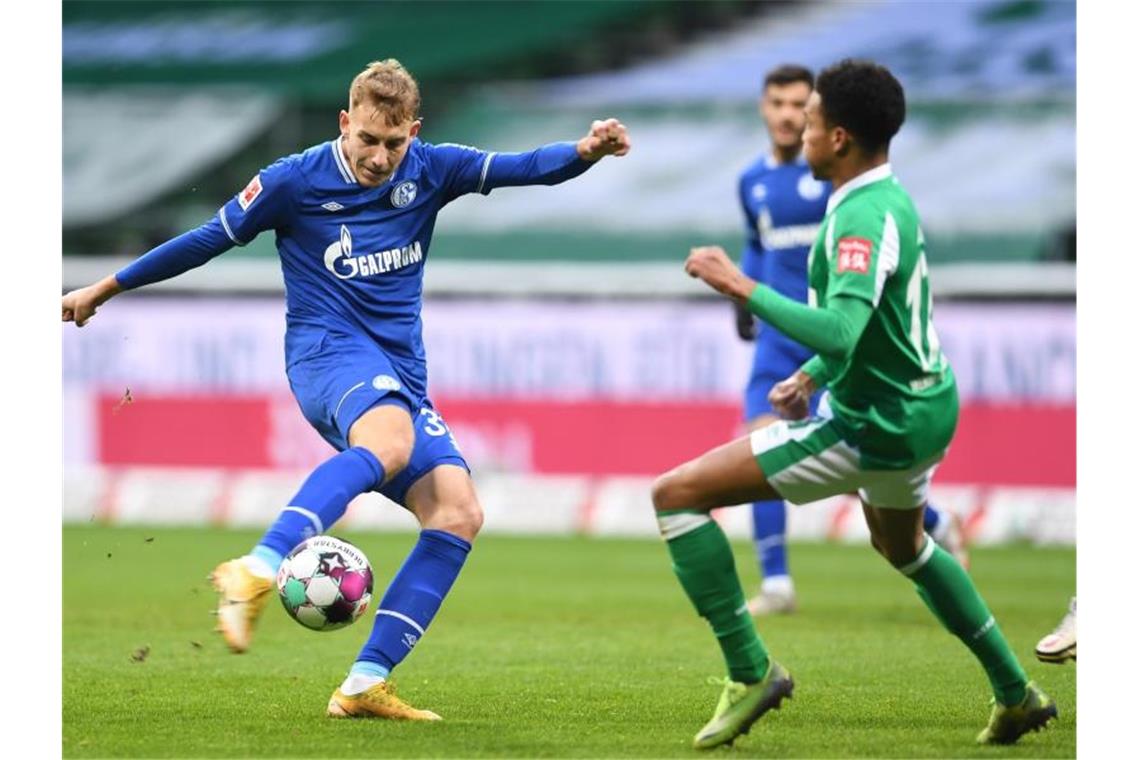 Bayern gewinnt gegen Hoffenheim - Auch RB Leipzig siegt Werders Felix Agu (r) versucht gegen Schalkes schussbereiten Timo Becker den Ball zu blocken. Foto: Carmen Jaspersen/dpa