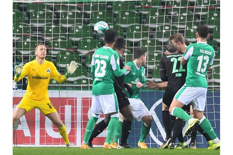 Werders Kevin Möhwald (4.v.l.) erzielt gegen Fürths Abwehr um Torwart Sascha Burchert das 1:0. Foto: Carmen Jaspersen/dpa