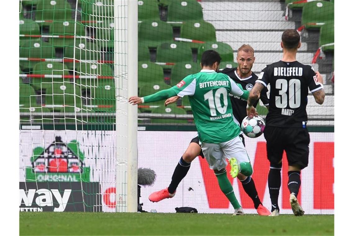 Werders Leonardo Bittencourt (l) erzielt gegen Bielefelds Mike van der Hoorn und Marcel Hartel (r) das Tor zum 1:0. Foto: Carmen Jaspersen/dpa