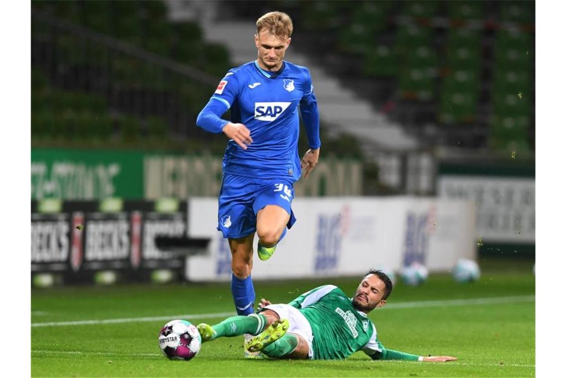 .Werders Leonardo Bittencourt (r) versucht Hoffenheims Stefan Posch zu stoppen. Foto: Carmen Jaspersen/dpa/Archiv