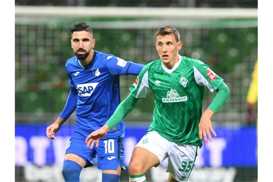 Werders Maximilian Eggestein (r) kämpft gegen Hoffenheims Munas Dabbur um den Ball. Foto: Carmen Jaspersen/dpa