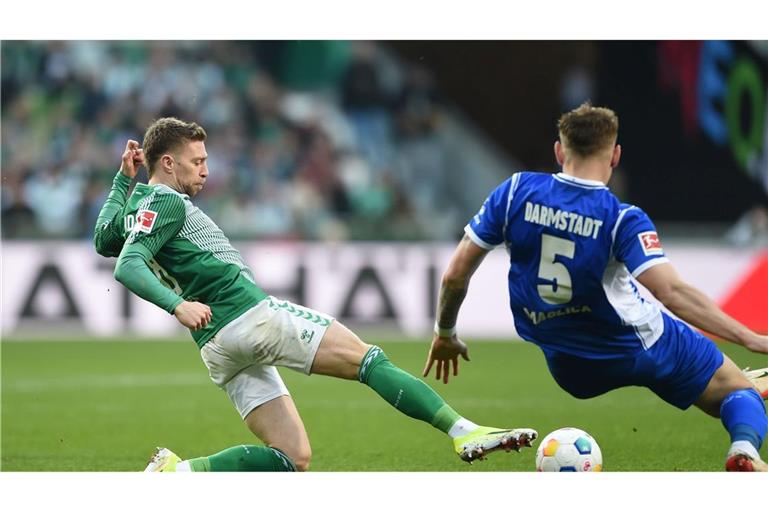 Werders Mitchell Weiser (l) kämpft gegen Darmstadts Matej Maglica um den Ball.