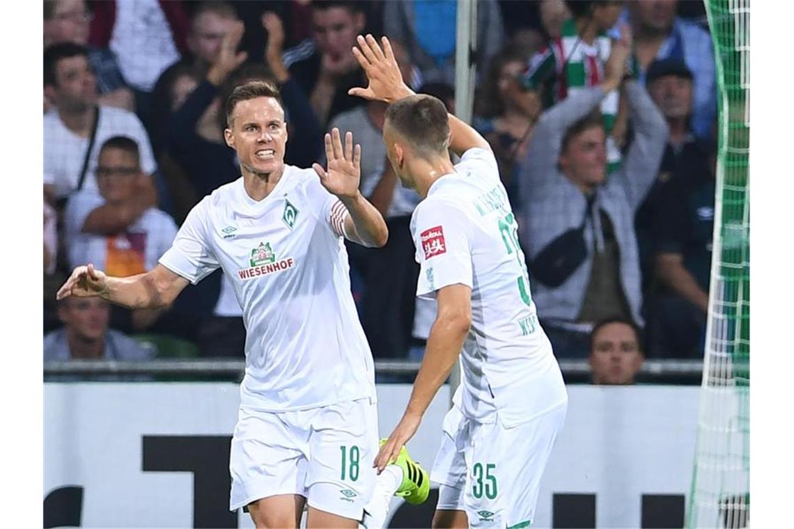 Augsburg und Mainz schon ausgeschieden - Rekorde in Bremen Werders Niklas Moisander (l) freut sich mit Maximilian Eggestein über sein Tor zum 2:0. Foto: Carmen Jaspersen