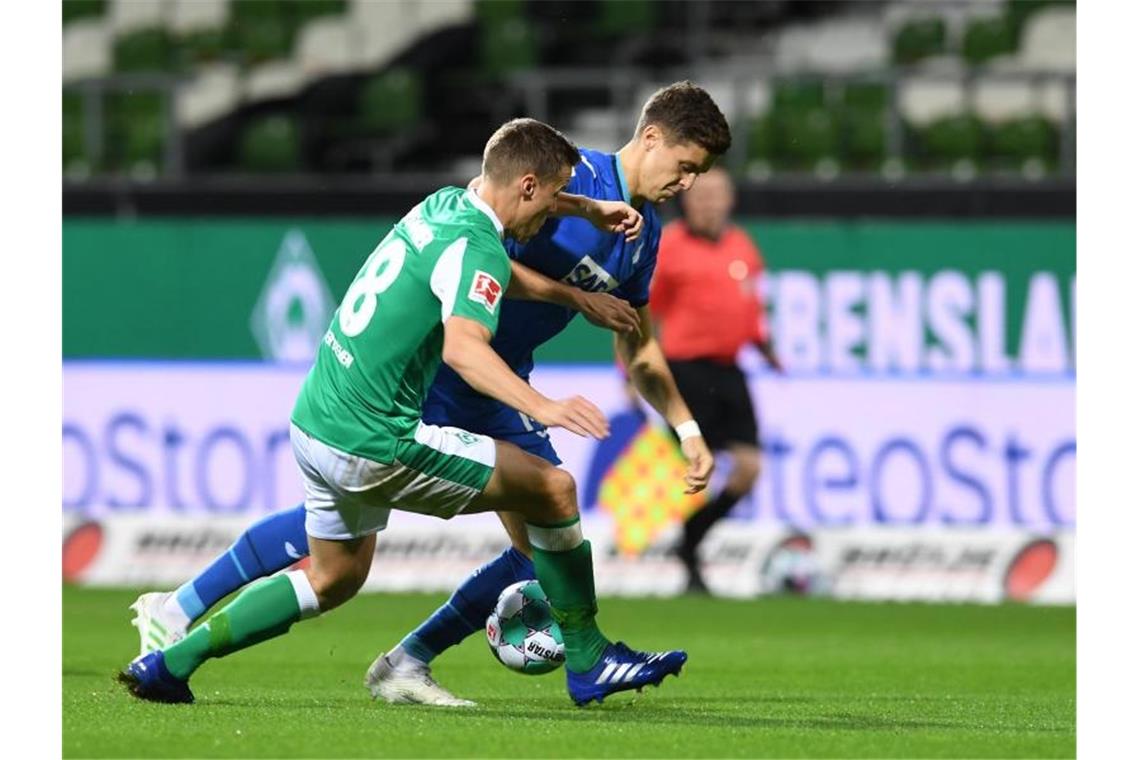 Werder stabilisiert sich - Personalsorgen nehmen zu Werders Niklas Moisander (l) kämpft gegen Hoffenheims Christoph Baumgartner um den Ball. Foto: Carmen Jaspersen/dpa