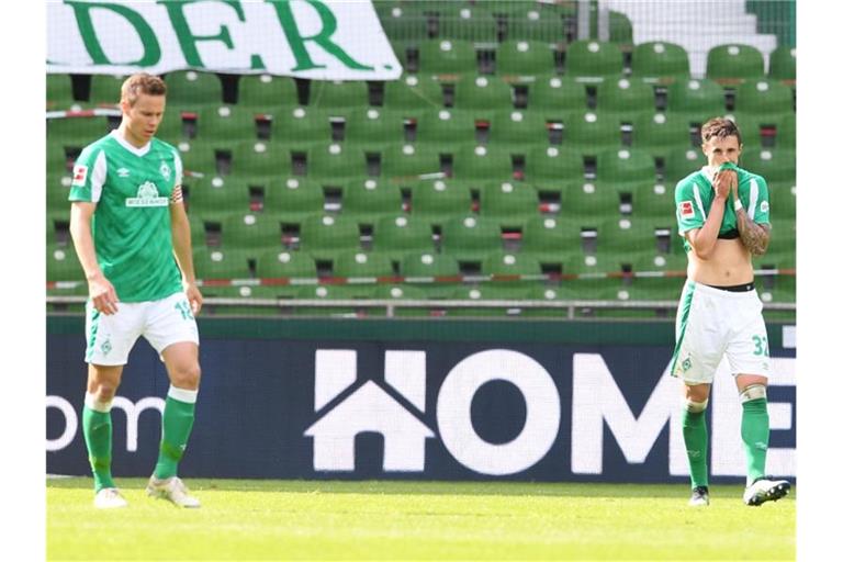 Werders Niklas Moisander (l) und Marco Friedl nach dem 0:4. Foto: Carmen Jaspersen/dpa