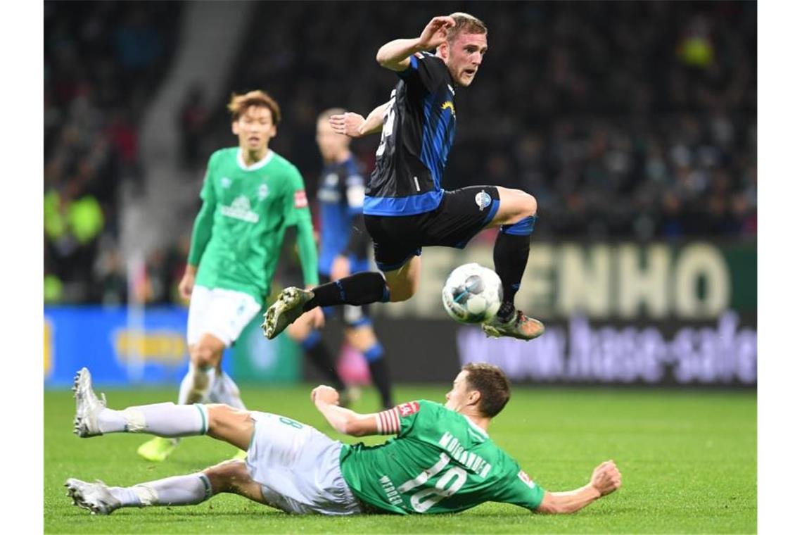 Spätes 1:0 des SC Paderborn schockt Werder Werders Niklas Moisander (u) kämpft gegen Paderborns Laurent Jans um den Ball. Foto: Carmen Jaspersen