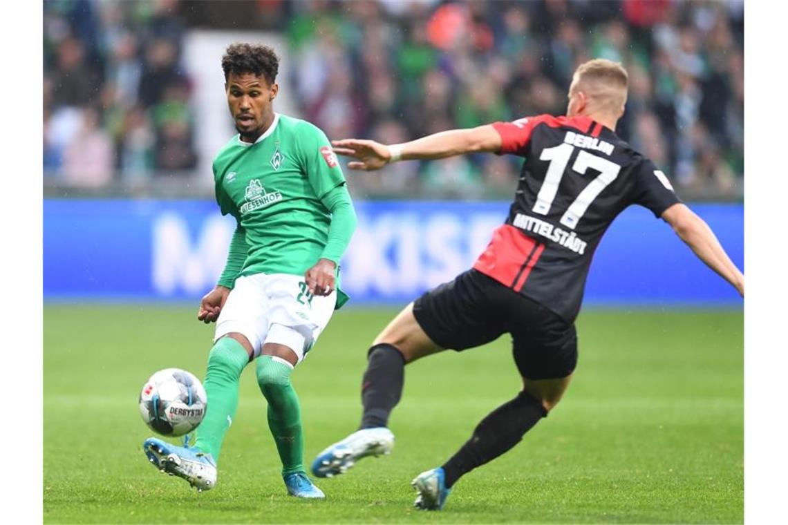 Werders Theodor Gebre Selassie (l) kämpft gegen Herthas Maximilian Mittelstädt um den Ball. Foto: Carmen Jaspersen/dpa/Archivbild