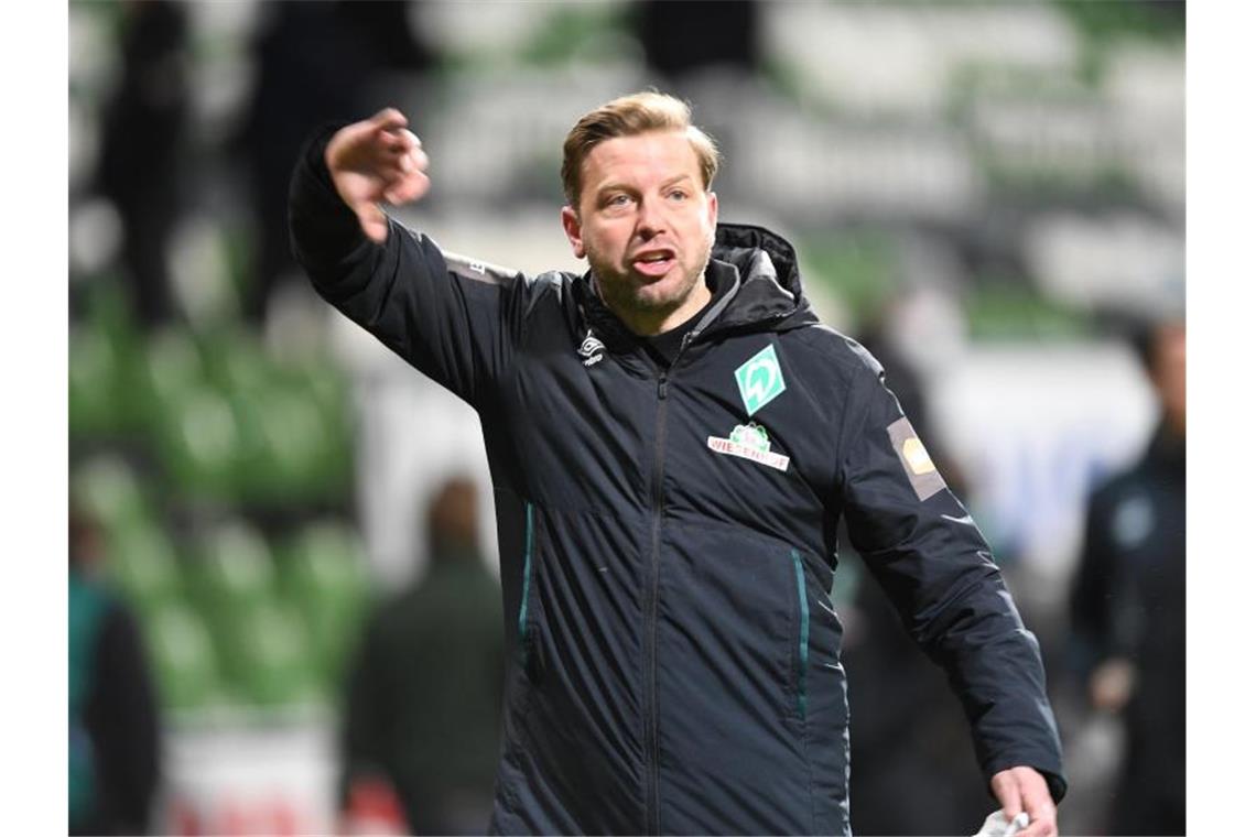 Werders Trainer Florian Kohfeldt ärgert sich über eine vermeintliche Fehlentscheidung. Foto: Carmen Jaspersen/dpa