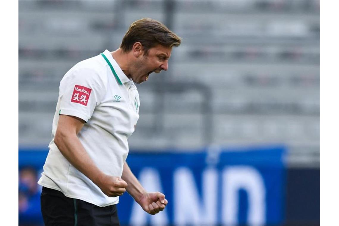 Werders Trainer Florian Kohfeldt schreit seine Freude heraus. Den Bremern gelang im Abstiegskampf ein ganz wichtiger Erfolg. Foto: Bernd Thissen/dpa-Pool/dpa