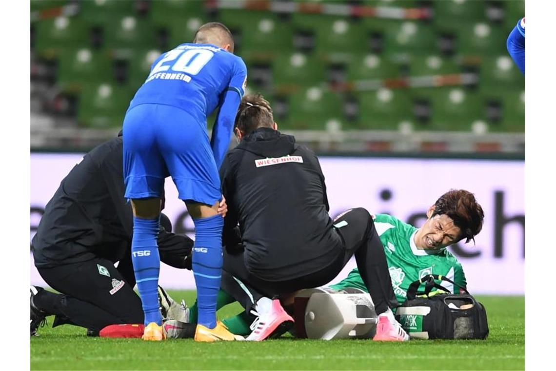 Werder bangt um Osako: Kohfeldt: „Das sah nicht gut aus“ Werders Yuya Osako liegt am Boden und wird von Ärzten behandelt. Foto: Carmen Jaspersen/dpa