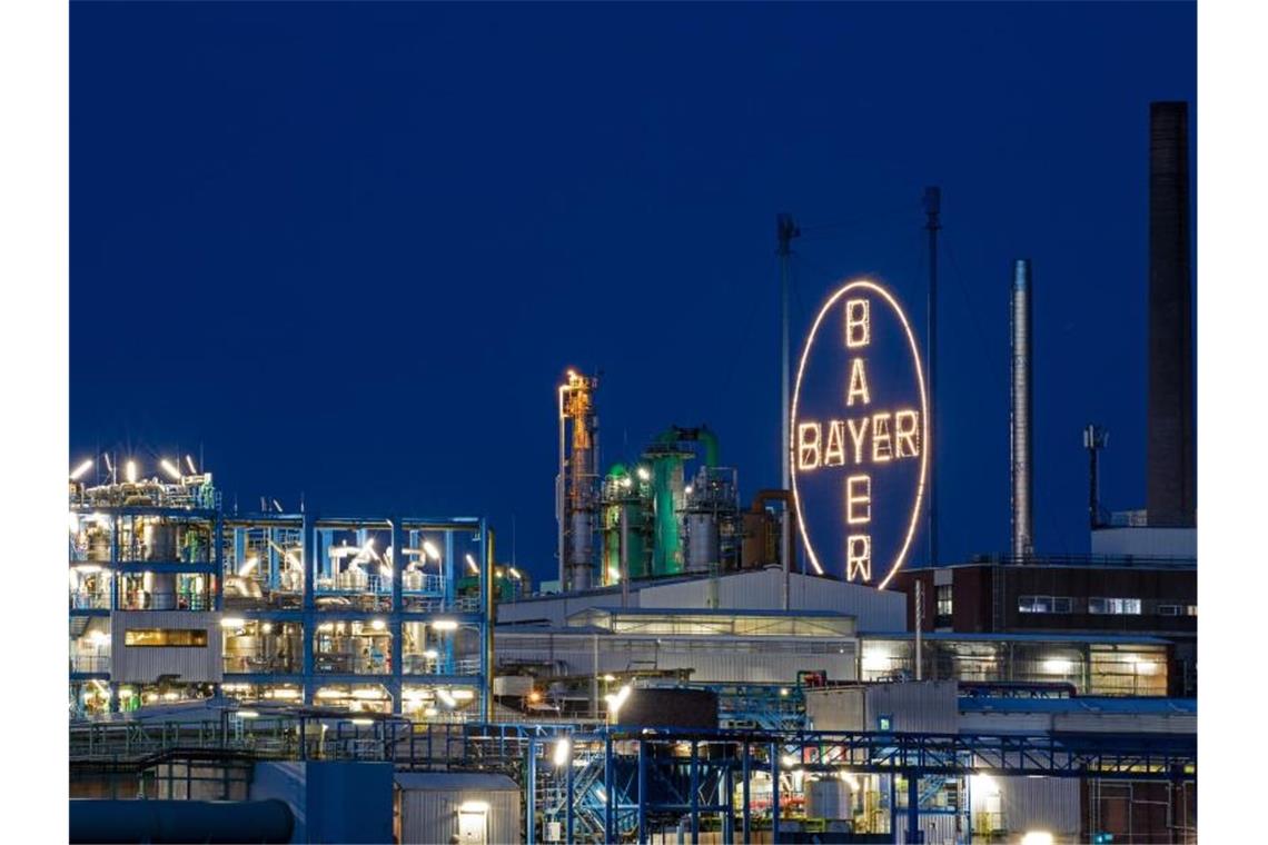Werksgelände von Bayer in Leverkusen gegenüber dem Rheinufer in Köln. Foto: Oliver Berg