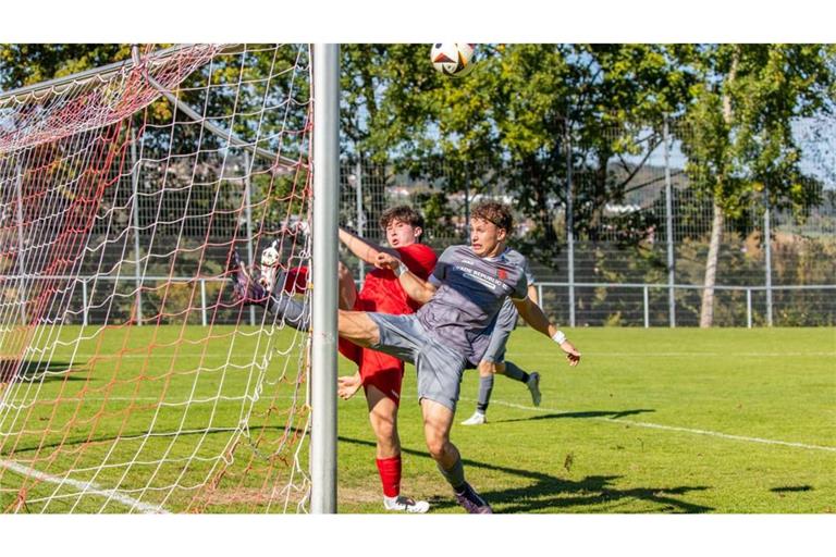 Wernaus Leon Walde (links) will das Tor verhindern, Ruits Jannik Ehrmeier es unbedingt machen.