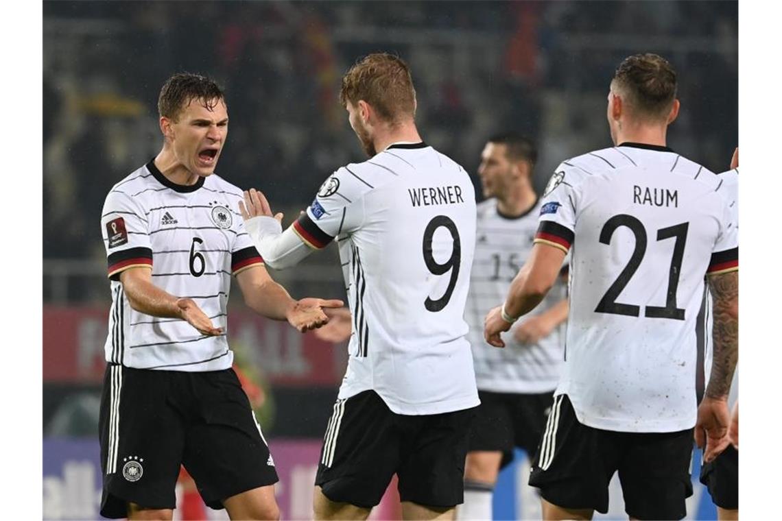 Fünfter Flick-Sieg bringt WM-Ticket: Werner-Tore beim 4:0 Werner (2.v.l) erzielt auch das Tor zum 3:0. Anschließend wird er von Mannschaftskamerad Joshua Kimmich gefeiert. Foto: Federico Gambarini/dpa