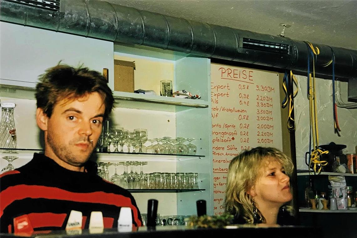 Backnang: Die Kneipe am Bahnübergang Werner Ewy war zu Beginn der 90er-Jahre als Pächter eine der treibenden Kräfte hinter der Erfolgsgeschichte von Onkel Tom’s Hütte. Inge Fritz half als Bedienung tatkräftig mit.