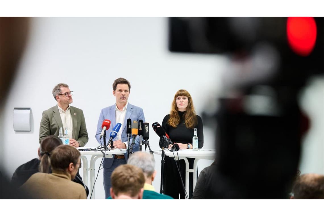 Werner Graf (l-r, Bündnis90/Die Grünen), Spitzenkandidat seiner Partei, Steffen Krach (SPD) Spitzenkandidat seiner Partei, und Kerstin Wolter (Die Linke), Landesvorsitzende stehen nach Vorgesprächen zur Regierungsbildung im Haus der Statistik.