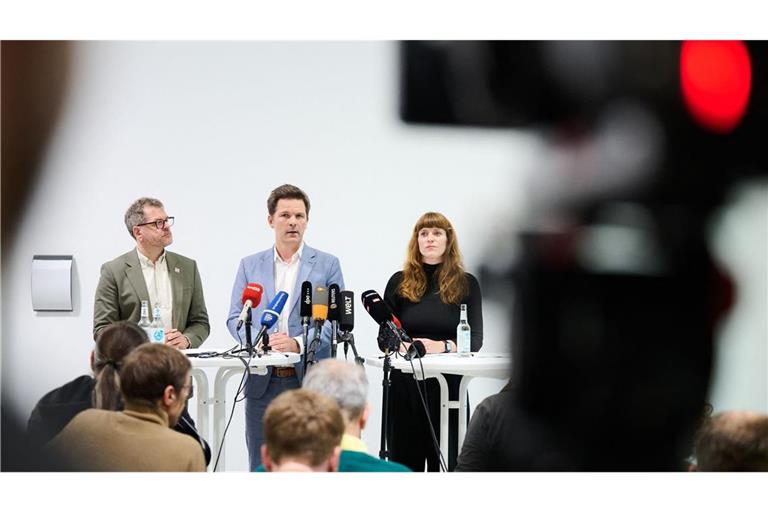 Werner Graf (l-r, Bündnis90/Die Grünen), Spitzenkandidat seiner Partei, Steffen Krach (SPD) Spitzenkandidat seiner Partei, und Kerstin Wolter (Die Linke), Landesvorsitzende stehen nach Vorgesprächen zur Regierungsbildung im Haus der Statistik. (zu dpa: «Parteien in Berlin planen Vergesellschaftung von Wohnungen»)