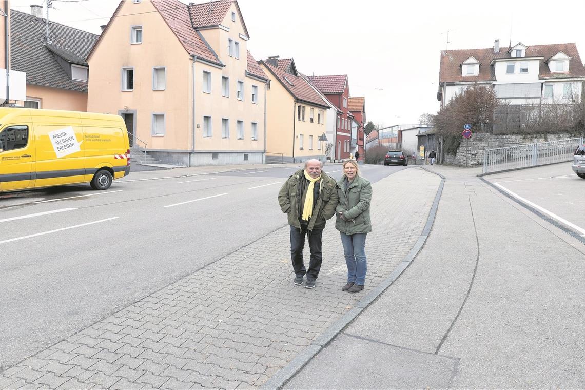 Werner Kunitzky und Monika Bialek betreiben das Hotel Bitzer in der Eugen-Adolff-Straße – sie wissen von Problemen durch Lärm und Luftverschmutzung zu berichten. Foto: J. Fiedler