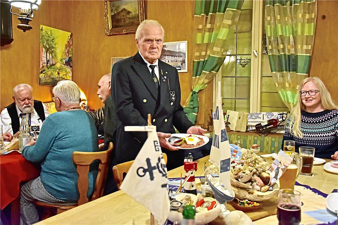 Marinegemeinschaft serviert Labskaus in Backnang Werner Mauritz präsentiert einen Teller mit dem in Norddeutschland beliebten Labskaus. Foto: Tobias Sellmaier