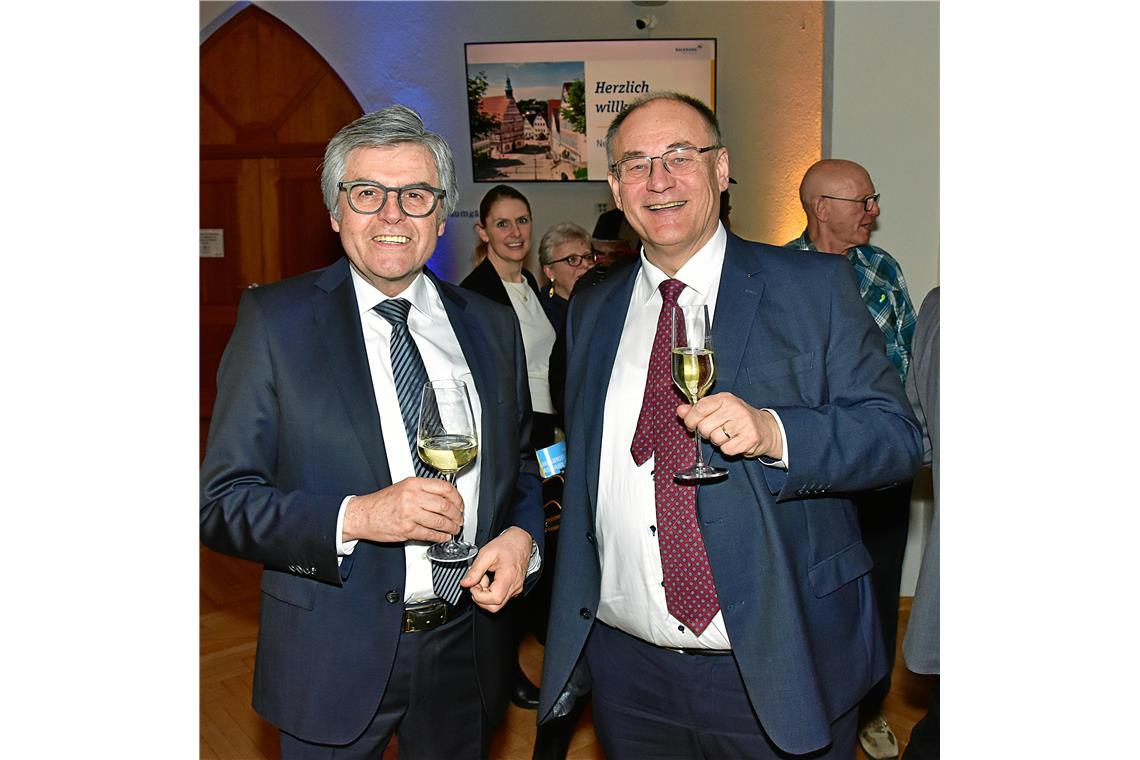Werner Schmidgall (links) und Dekan Rainer Köpf stoßen beim Neujahrsempfang der ...