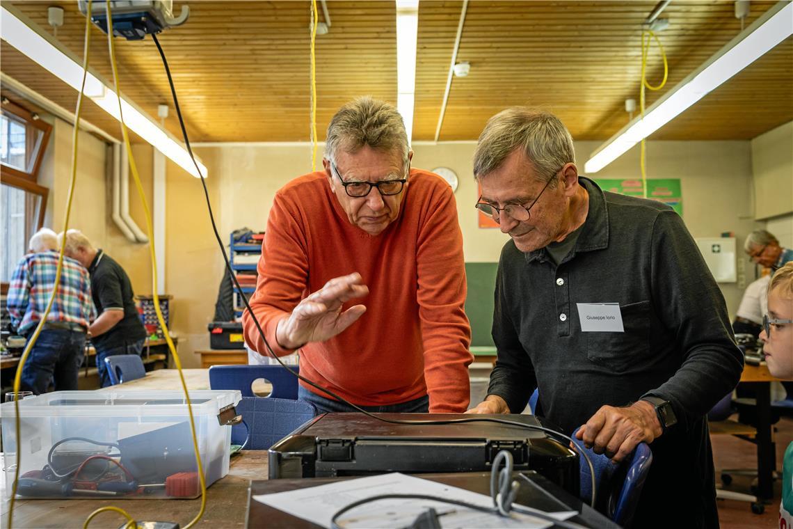 Fünf Jahre Reparaturtreff in Oppenweiler Werner Schröder (links) und Guiseppe Iorio rätseln, warum der Drucker kein Papier einzieht. Fotos: Alexander Becher