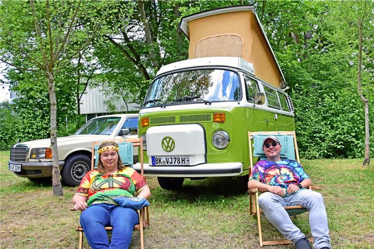 Werner und Sonja Schreier aus Fichtenberg haben es sich in den Liegestühlen vor ihrem VW T2 Campingbus gemütlich gemacht. Foto: Tobias Sellmaier