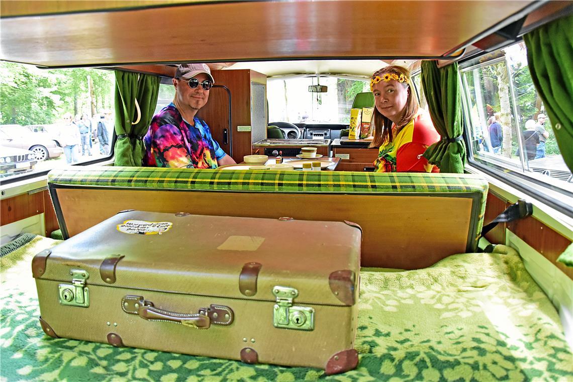 Werner und Sonja Schreier aus Fichtenberg in ihrem VW T2 Campingbus, der bi zu v...