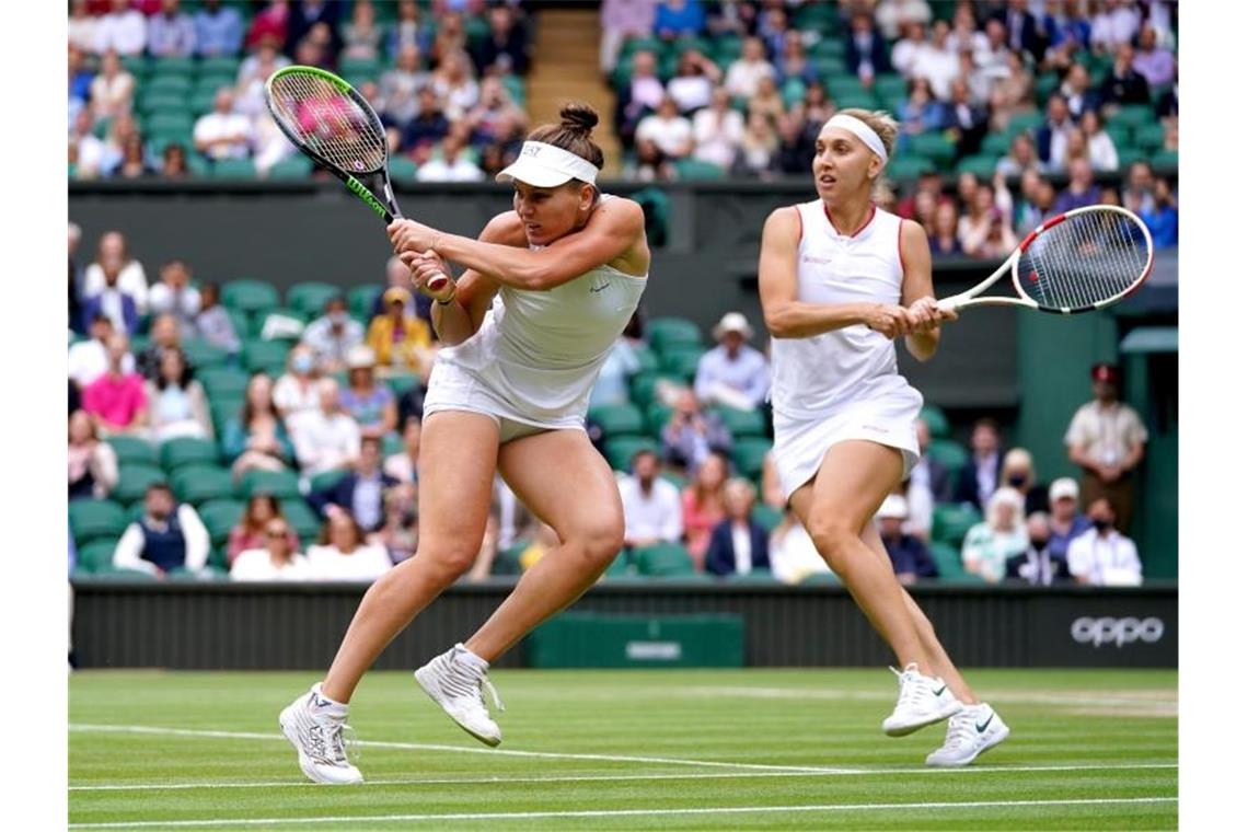 Wimbledon-Titel im Damen-Doppel an Hsieh und Mertens Weronika Kudermetowa (l) und Jelena Wesnina in Aktion. Foto: Adam Davy/PA Wire/dpa