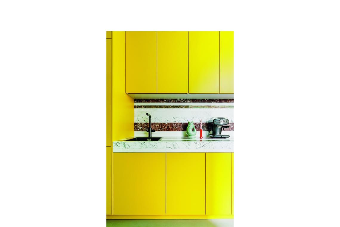 Minimalismus? Einrichtungsstil für Feiglinge! Wertige Materialien bei den Arbeitsplatten und mutige Farben bei den Möbeln . . . es muss nicht immer eine weiße Küche sein.